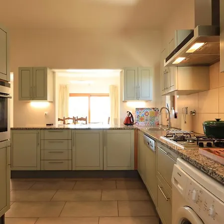 Sleeps 6 With Pool Air Con And Wifi Alto da Serra
