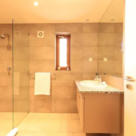 Sleeps 6 With Pool Air Con And Wifi