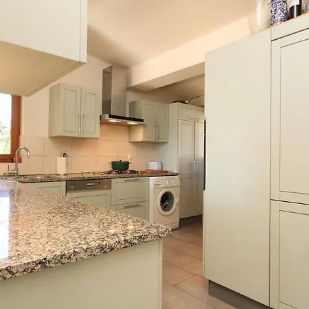 Sleeps 6 With Pool Air Con And Wifi Alto da Serra