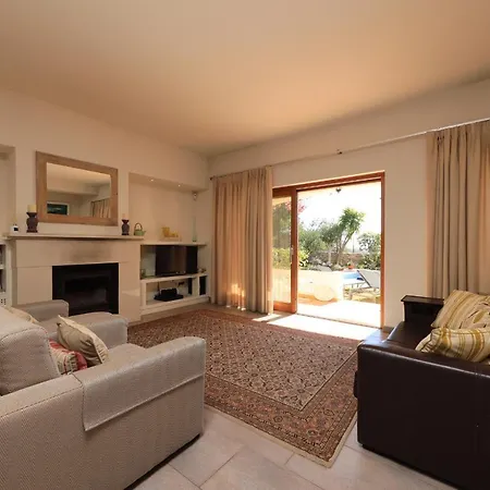 Villa Sleeps 6 With Pool Air Con And Wifi *